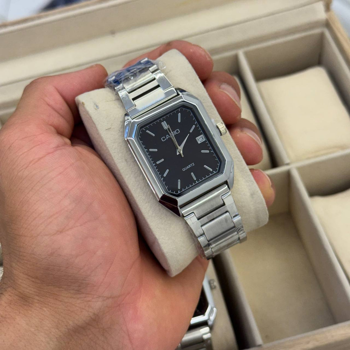 Montre Casio Rectangulaire Classique — Acier