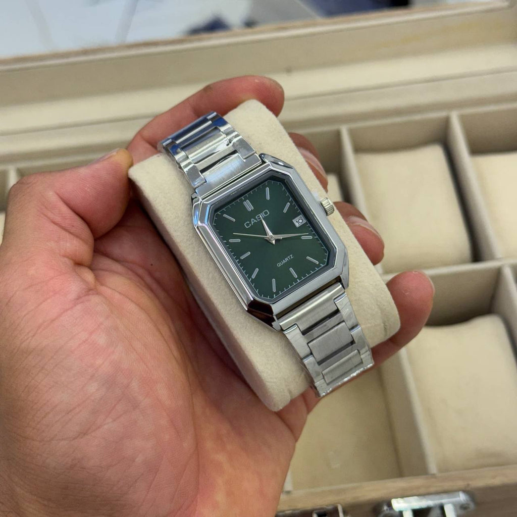 Montre Casio Rectangulaire Classique — Acier