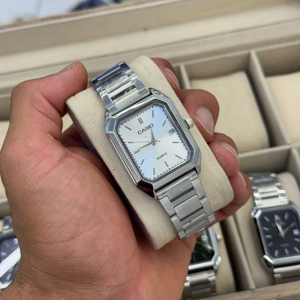 Montre Casio Rectangulaire Classique — Acier