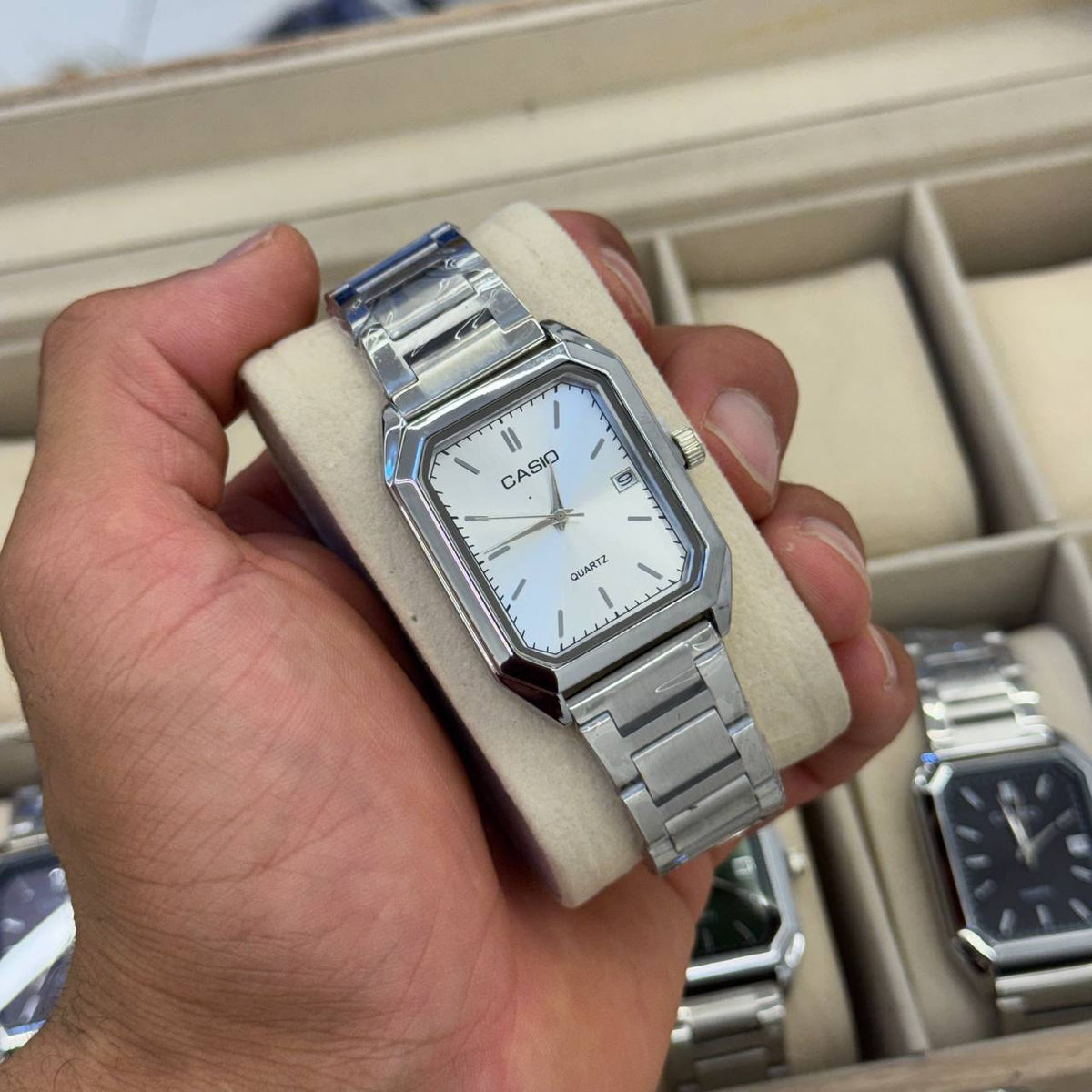 Montre Casio Rectangulaire Classique — Acier