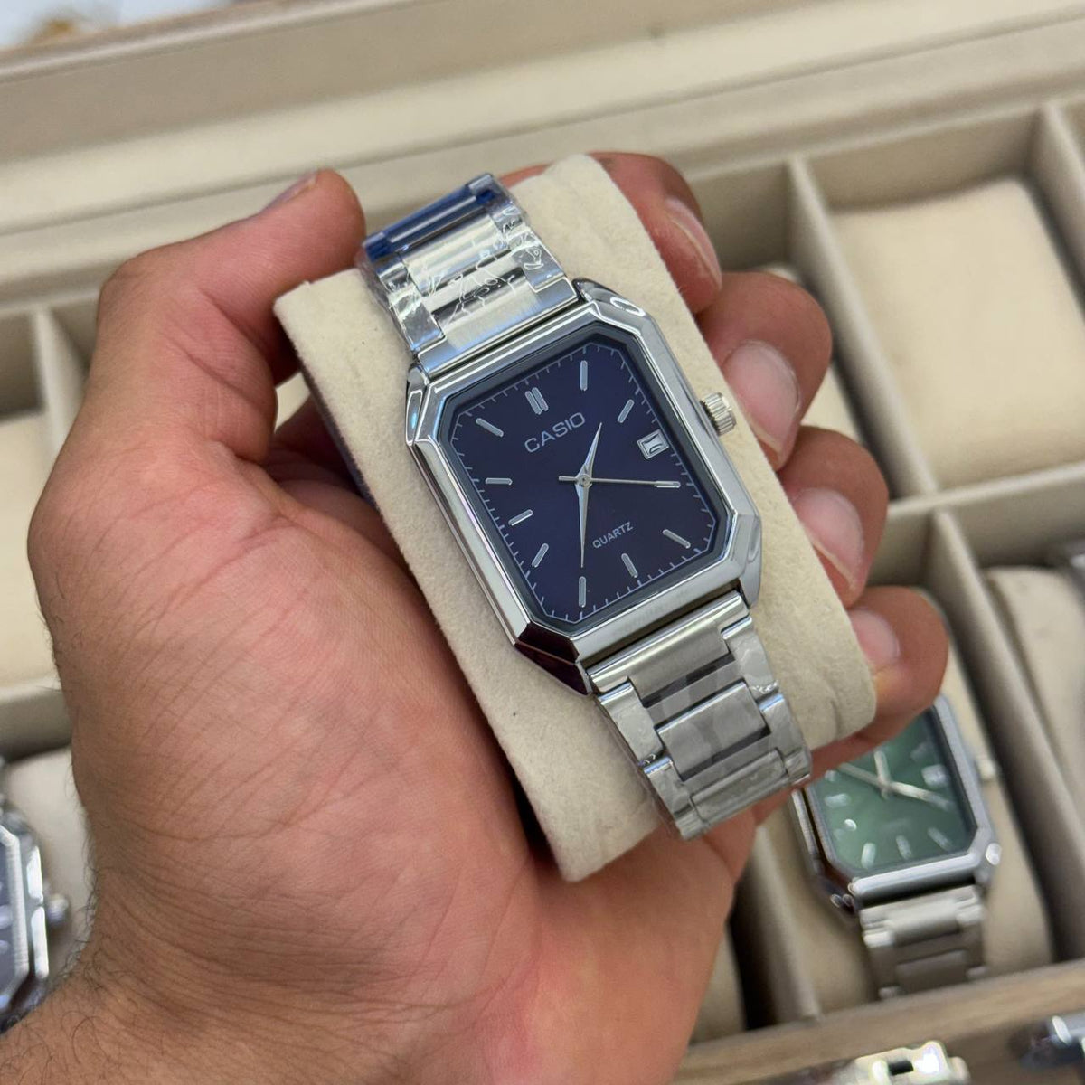Montre Casio Rectangulaire Classique — Acier